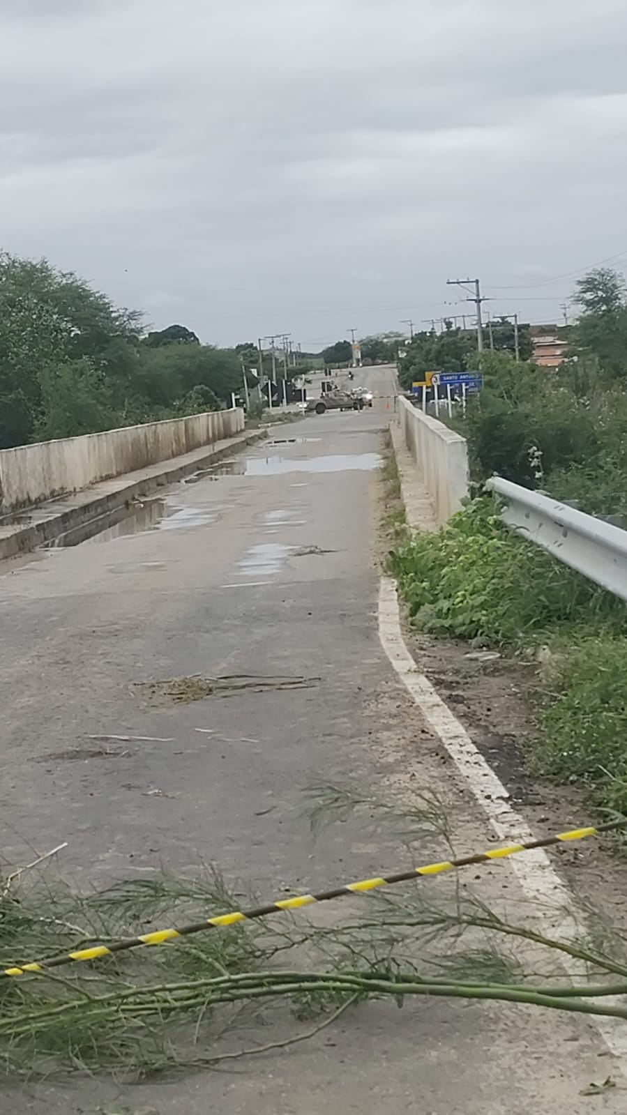 Rompimento de adutora da Embasa interdita rodovia BA-416 e afeta abastecimento de água na região de São Domingos
