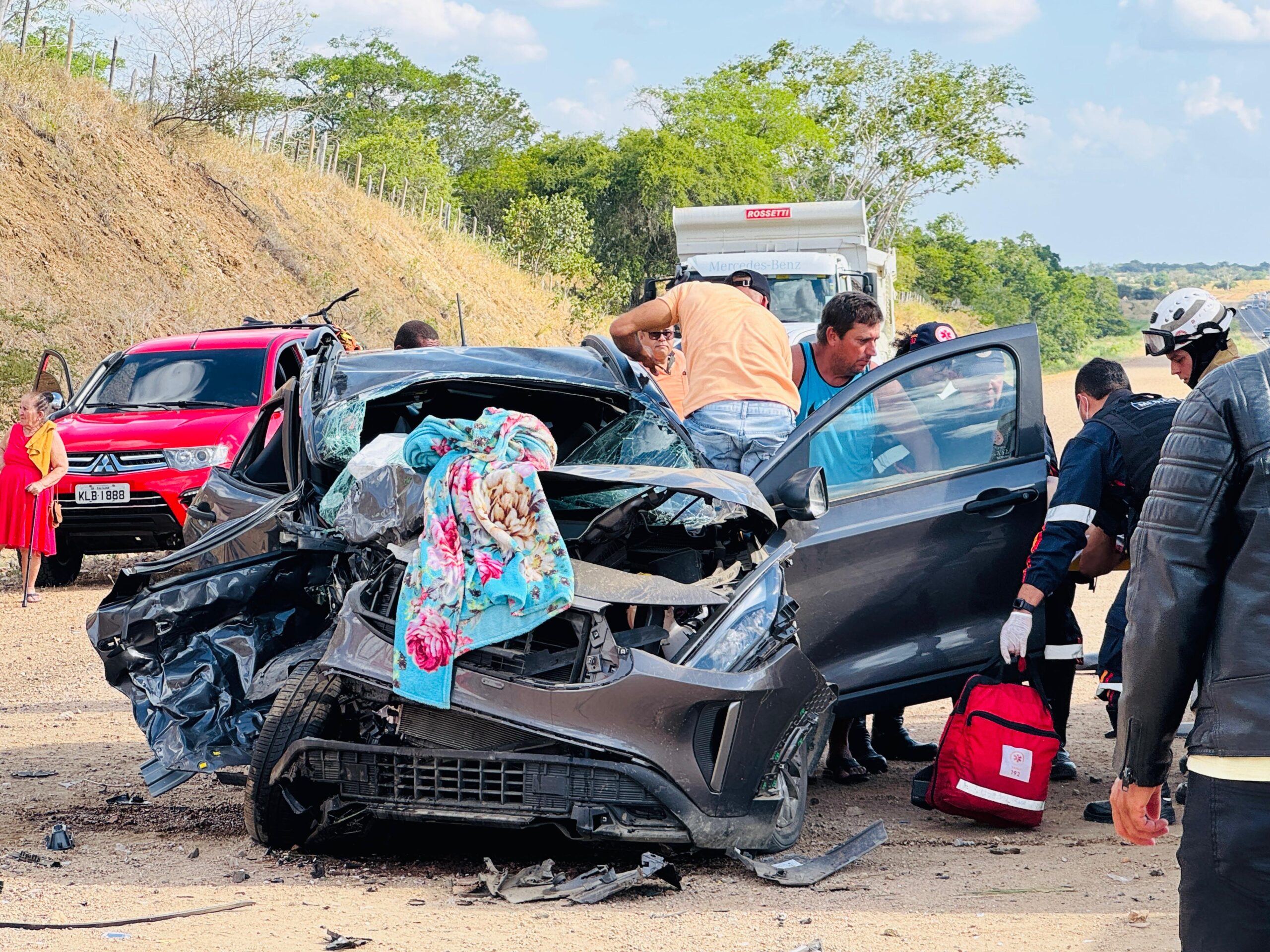 Quatro pessoas ficam feridas em acidente grave na BR-116, próximo a Serrinha