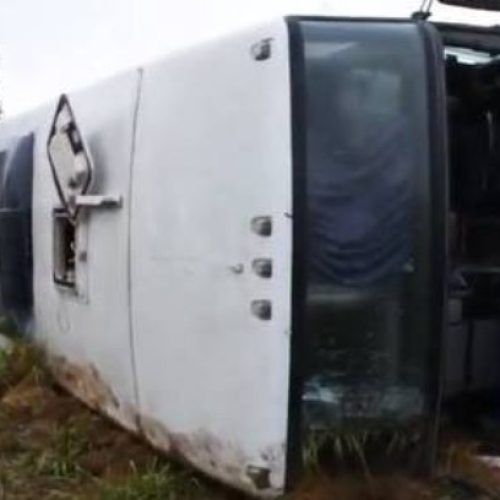Ônibus que transportava torcedores do Corinthians tomba na BR 116 e deixa feridos