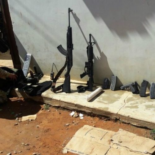 Armamento pesado foi apreendido com os suspeitos mortos no tiroteio (Foto: Divulgação/Secretaria de Segurança Pública)