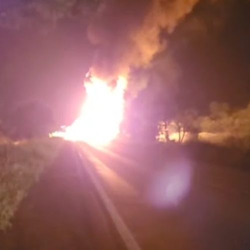 Caminhão-tanque pega fogo na BR-324 em Jacobina e rodovia é interditada