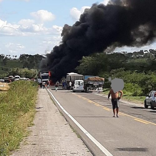 Carreta pega fogo na BR-116 próximo a Serrinha, motorista sai ileso