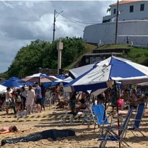 Homem morre após banho de mar na Barra e banhistas tomam sol ao lado do corpo