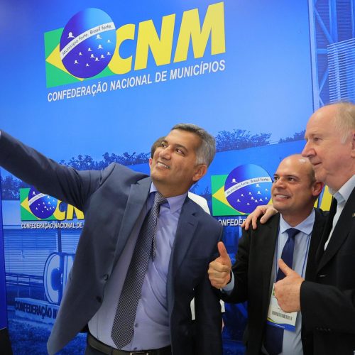 Prefeito Carlos Matos é aplaudido em Brasília por protagonismo na aprovação da PEC da Sustentabilidade Fiscal