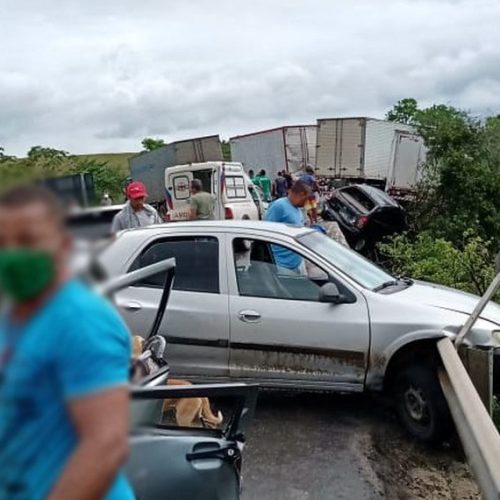 Acidente envolvendo mais de 10 veículos deixa uma pessoa morta em trecho da BR-101