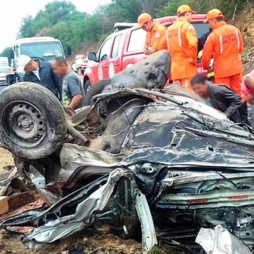 Homem morre após carreta passar por cima de carro na BR-116