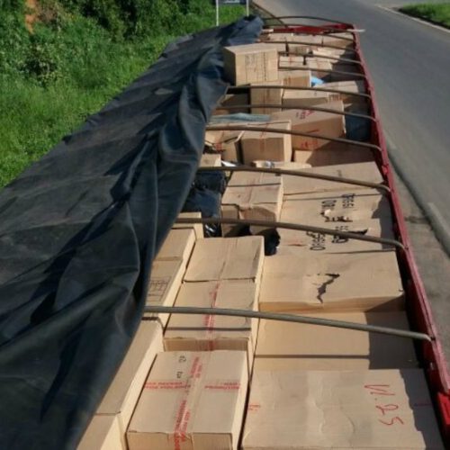 PRF apreende carga com 30 mil pares de sapatos falsificados na BR-110