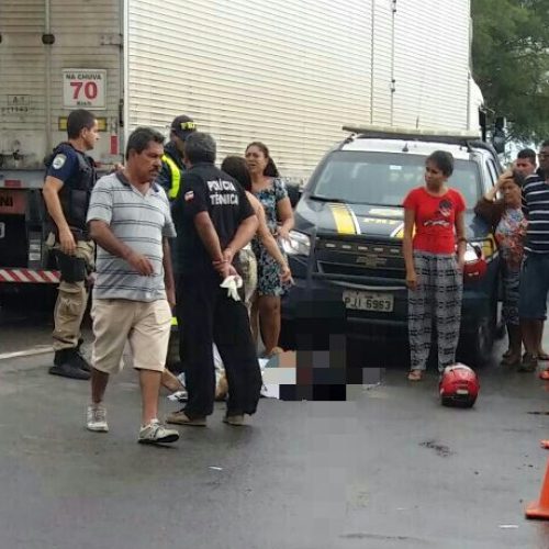 Motociclista morre após ser atropelado por carreta