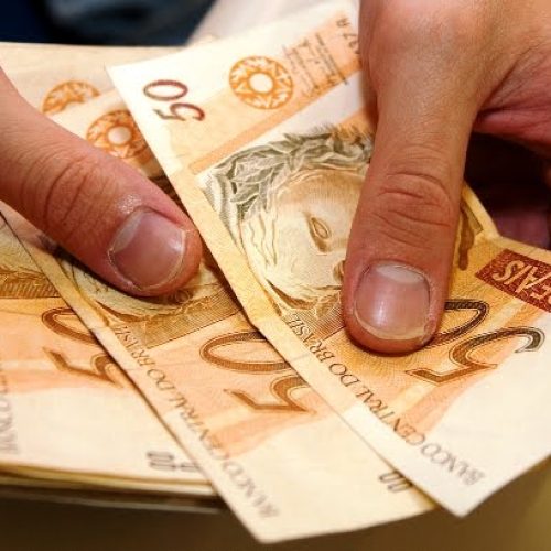 Governo sanciona lei que prevê salário mínimo de R$ 979