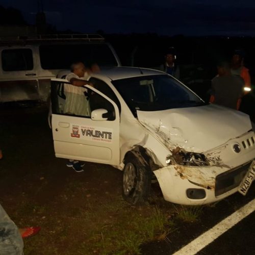 Carro da Câmara de Vereadores de Valente colide com outro entre Serrinha e Coité