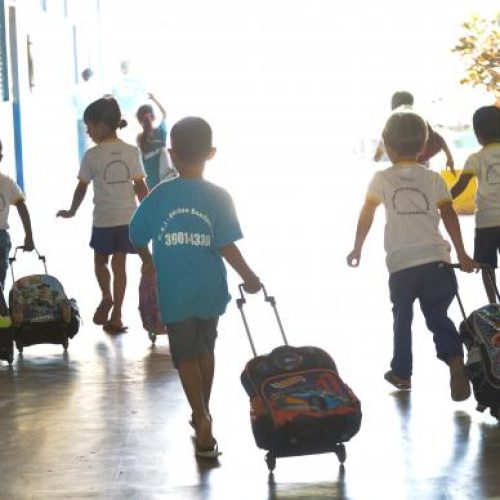 Pais devem ficar atentos para reajustes de mensalidades escolares