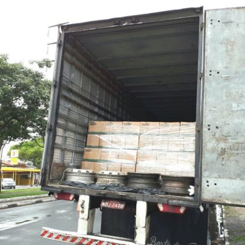 Caminhão com placa de Coité é apreendido em Feira de Santana com 800 quilos de maconha