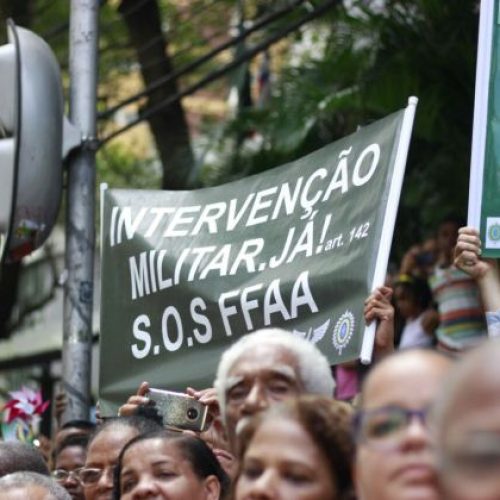 Mais de 40% dos brasileiros são a favor de intervenção militar provisória, indica pesquisa