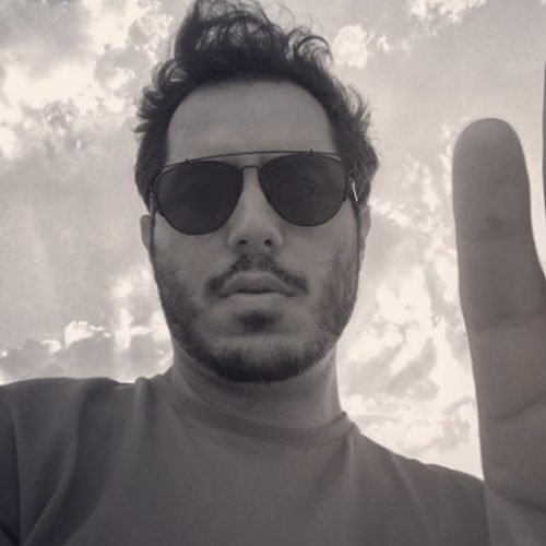 Cantor Tomate cai de telhado ao tentar resgatar pássaro; vídeo