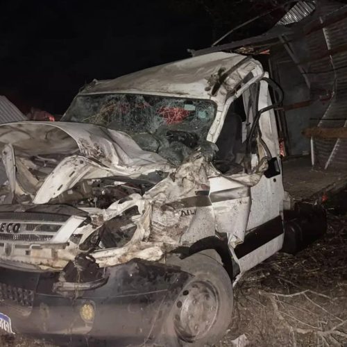 Caminhão carregado com flocos de milho capota após passar por buraco na BA-120