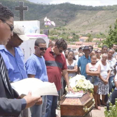 Sob forte comoção, adolescente assassinada em Feira é enterrada em Serra Preta