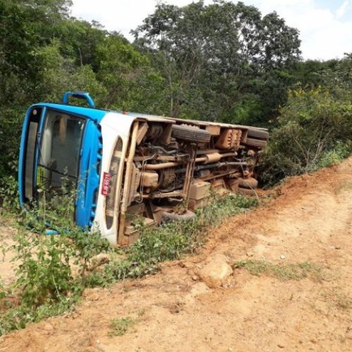 Dez crianças e três adultos ficam feridos após ônibus escolar tombar em ribanceira