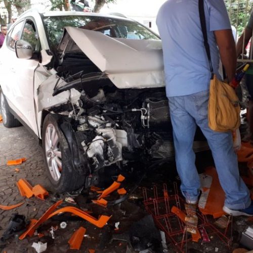 Motorista morre após perder o controle do carro e colidir em quiosque
