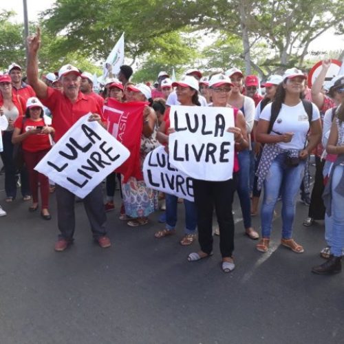 Manifestantes pró-Lula interditam pista da BR-116 em Feira de Santana