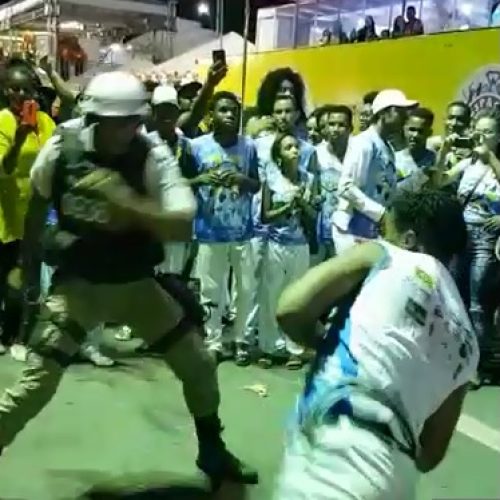 PM fardado joga capoeira com grupo durante patrulha em micareta de Feira de Santana e vídeo viraliza
