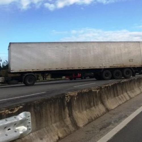 Caminhoneiro fecha guichê de pedágio em protesto no CIA-Aeroporto
