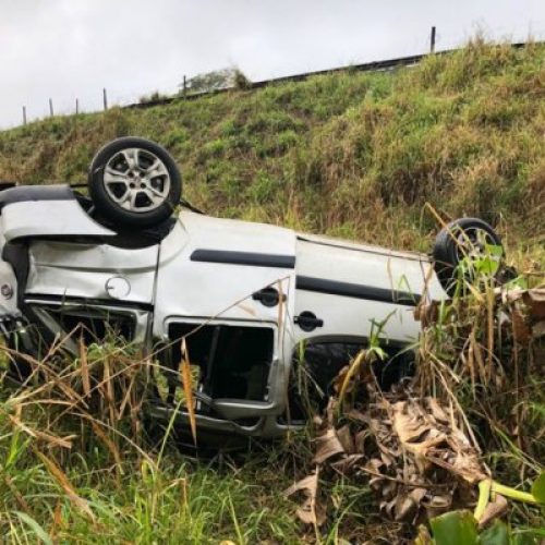 Bebê de quatro meses morre e cinco pessoas ficam feridas após carro capotar na BR-101