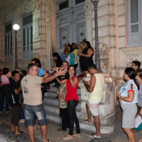 Sem água e luz, professores ocupam Prefeitura de Feira de Santana