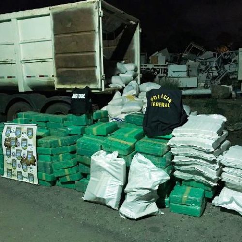 Cerca de 3 toneladas de maconha escondidas em carga de milho são apreendidas em Feira de Santana
