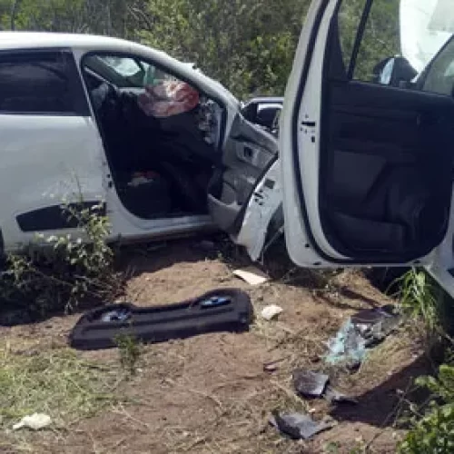 Colisão entre carros de passeio deixa três feridos na BR 324; dois em estado grave