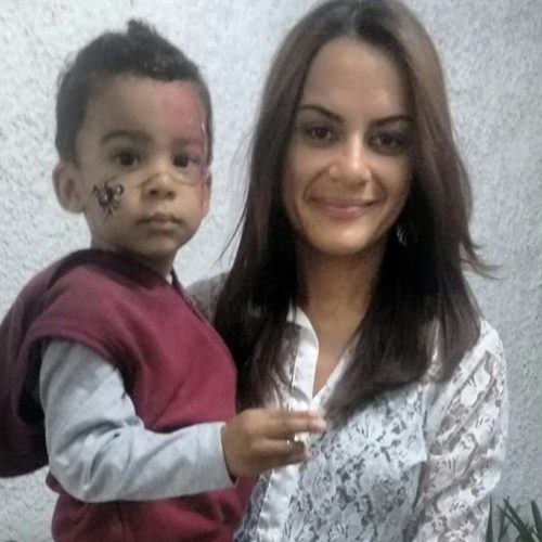Mãe e filho morrem após caminhão em que estavam capotar no sul da Bahia