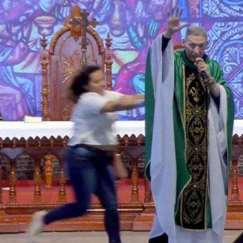 Mulher empurra Padre Marcelo Rossi de altar durante missa em Cachoeira Paulista