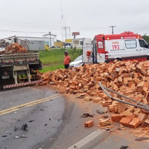 Batida entre caminhão e dois carros deixa dois mortos