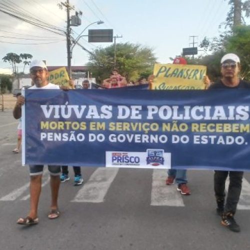 Policiais militares e familiares fazem passeata pelas ruas de Feira de Santana