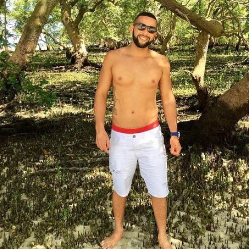 Homem leva 4 tiros após beijo gay em bar; suspeito perguntou se ele não tinha vergonha, diz delegada