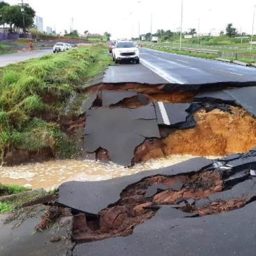 Trecho na BR-324 é interditado após erosão na pista