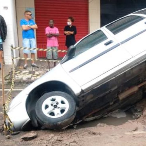 Veículo cai em buraco em Feira de Santana; motorista reclama de má sinalização