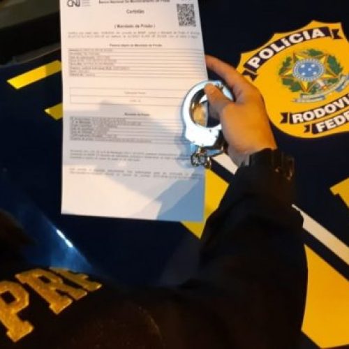 PRF prende foragidos da justiça em Feira de Santana e Porto Seguro