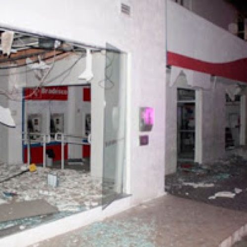 Grupo armado invade banco e explode caixas eletrônicos em Monte Santo