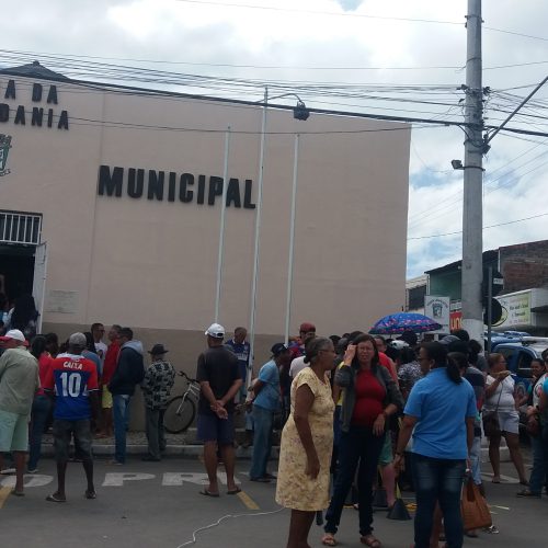 R. do Jacuípe: Vídeo mostra momento em que população tenta agredir vereador  depois de votar a favor de projeto polêmico