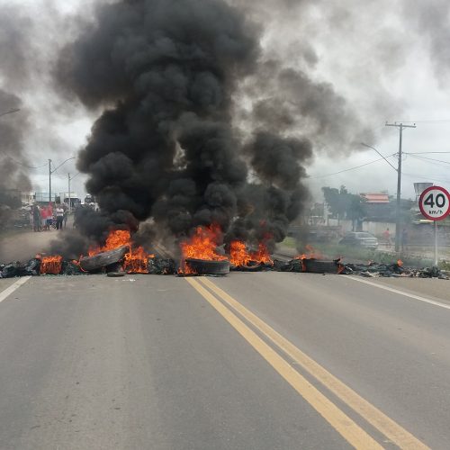 Riachão do Jacuípe: Caminhoneiros bloqueiam BR-324 e protestam contra alta dos combustíveis