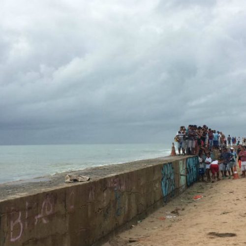 Helicóptero da Globo cai na Praia do Pina e deixa dois mortos