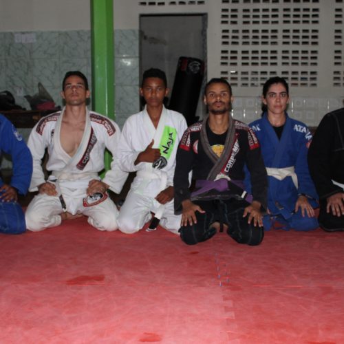 Felipe Oliveira (no meio de preto) com os alunos da Academia Corpo e Mente 