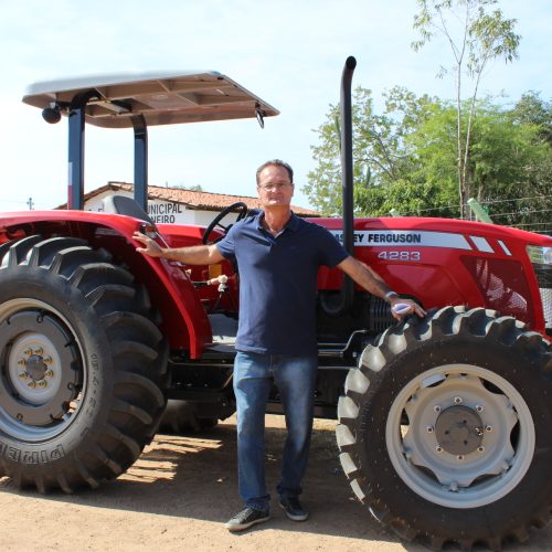 Trator fruto da emenda parlamentar do deputado Federal  João Bacelar e uma luta do vereador Beto de Eni 