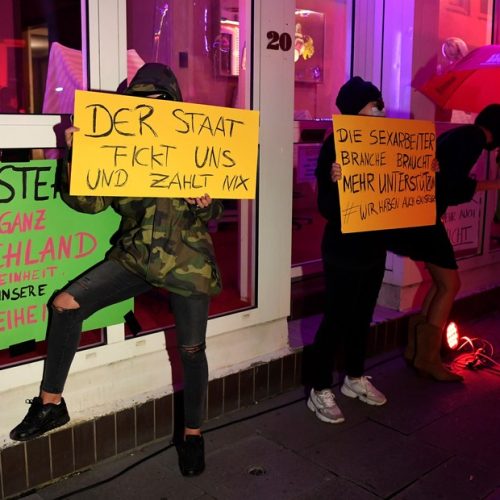 Prostitutas fazem ato por reabertura de bordéis na Alemanha