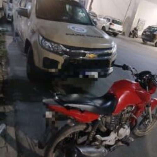 Polícia Militar de Coité prende dupla suspeita de extorquir jovem para devolver motocicleta furtada