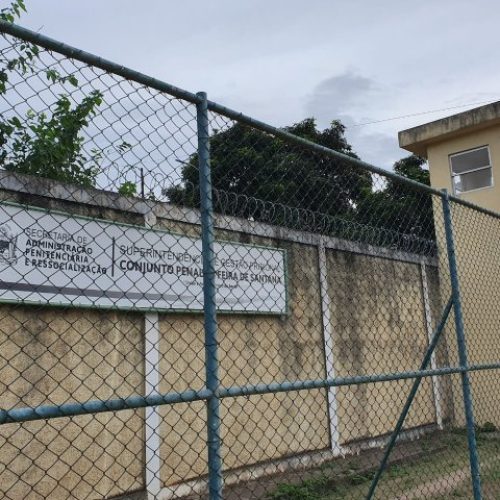 Dois homens são presos suspeitos de arremessar drogas para o Conjunto Penal de Feira de Santana