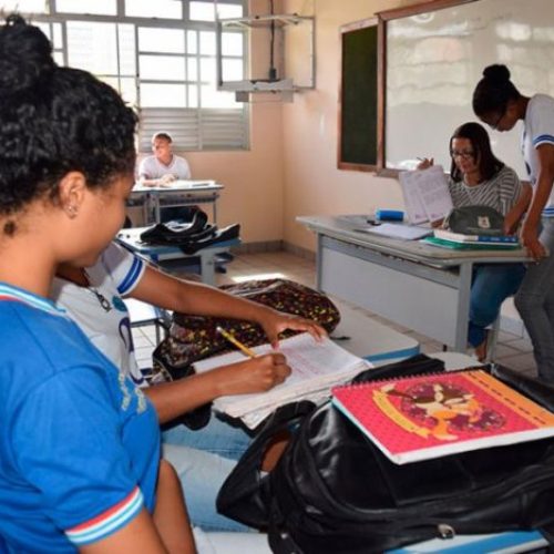 Governo quer incluir profissionais da educação em grupo prioritário para vacinação contra a Covid