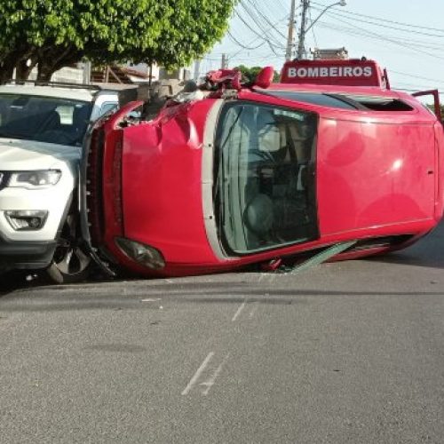 Carro bate em outro veículo e capota após mulher perder controle da direção em Feira