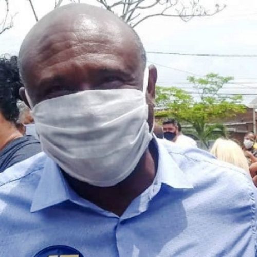 Cantor Lázaro é internado com covid-19; estado de saúde é grave