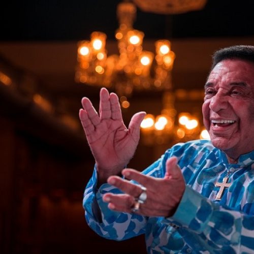Cantor Agnaldo Timóteo segue internado em UTI de Covid-19 em estado grave no Rio